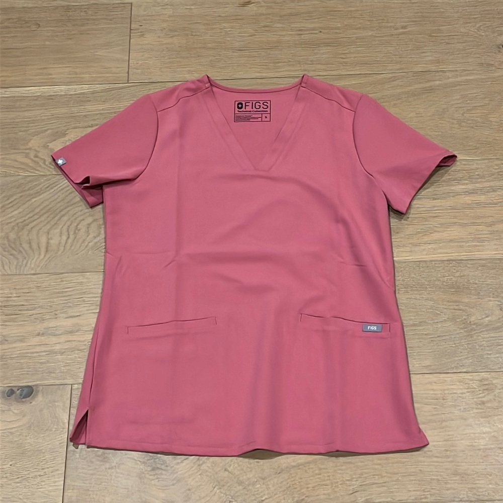 Figs small technical collection mauve scrub top double front pocket